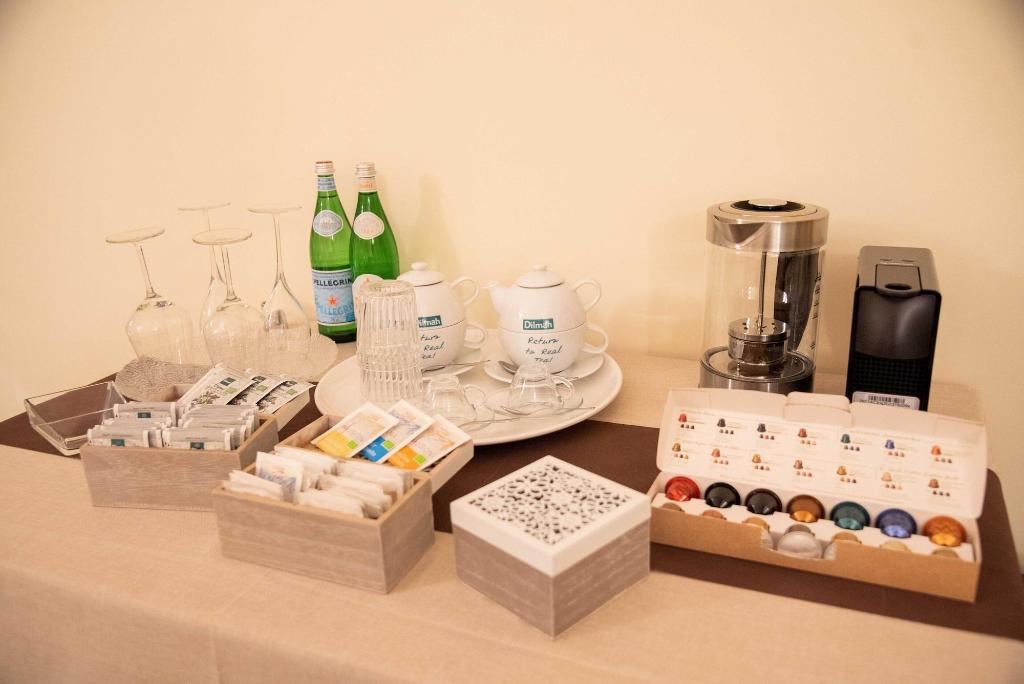 Tavolo del caffe con capsule e te