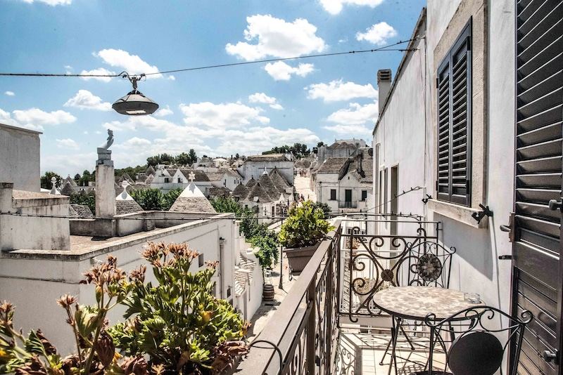 Balcone con vista sui tetti dei trulli