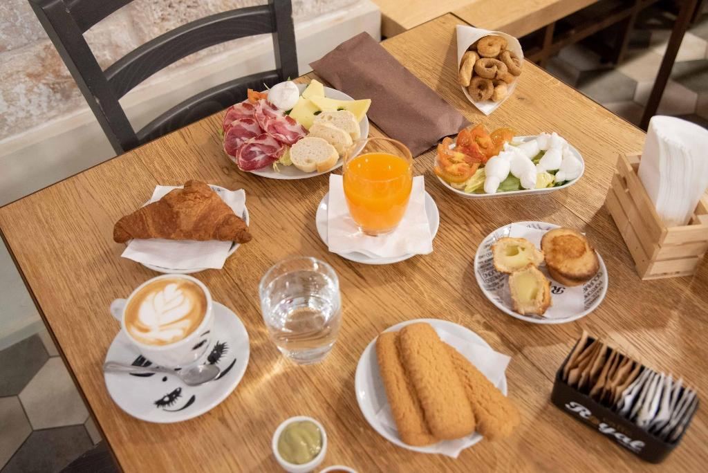 Colazione continentale con cornetto, cappuccino e specialita locali