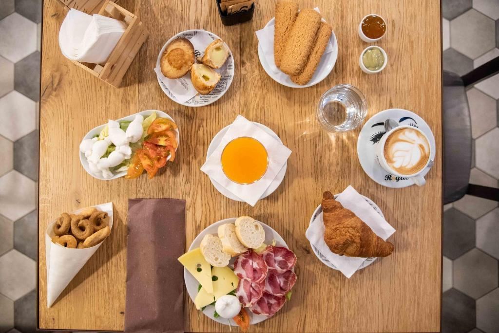 Colazione vista dall'alto: affettati, formaggi e frutta