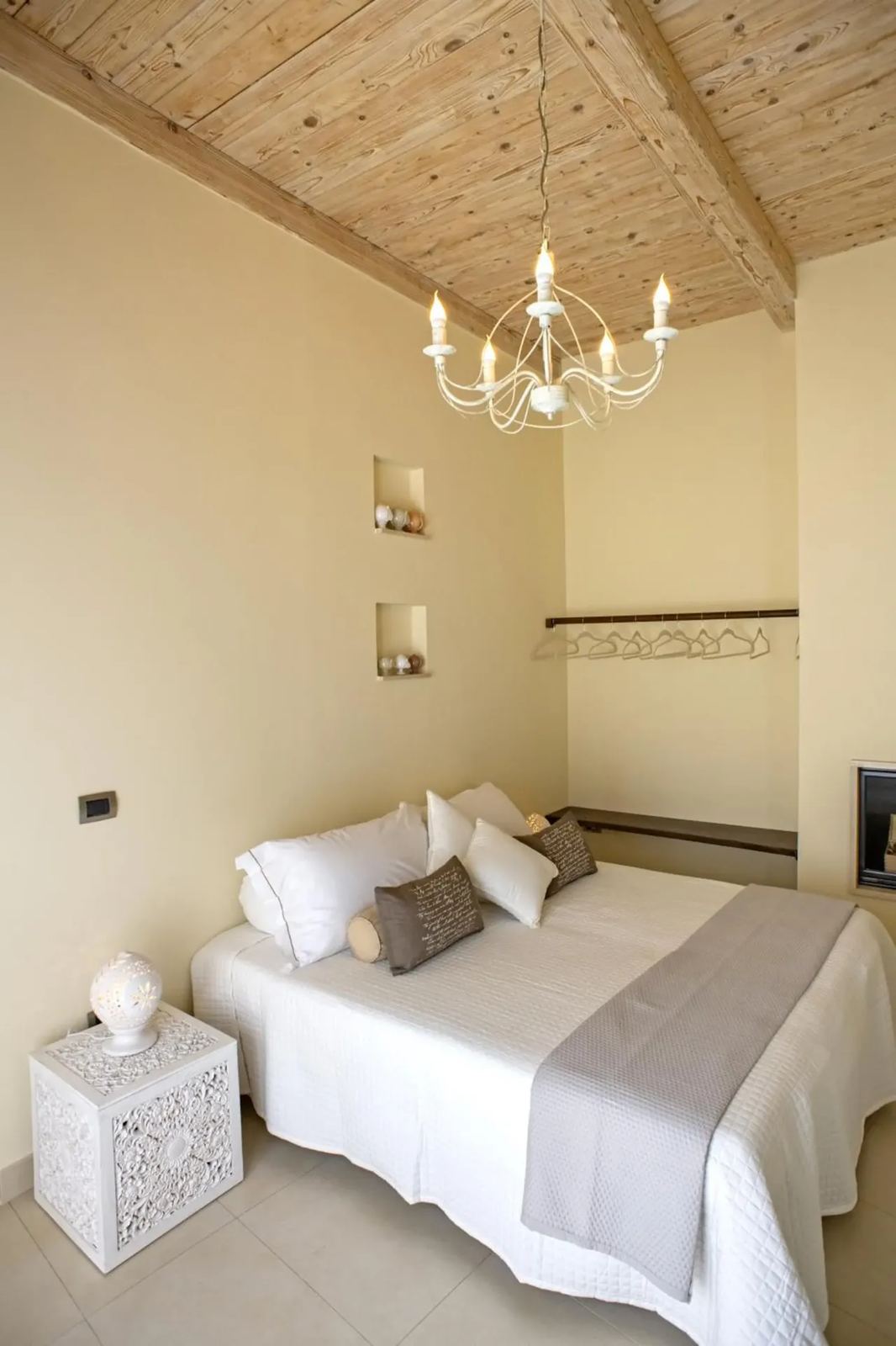 Deluxe Double Room with Balcony: camera con soffitto in legno e lampadario