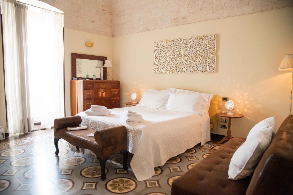Junior Suite with Balcony: camera con volta in pietra