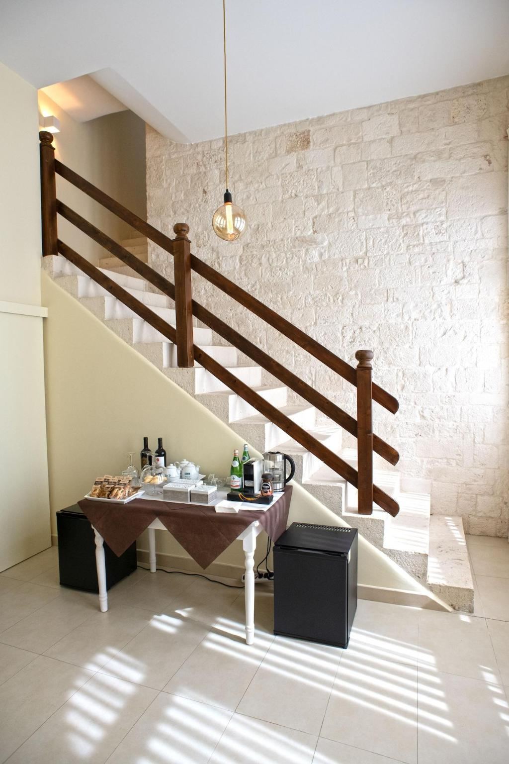 Scala in pietra con tavolo di benvenuto